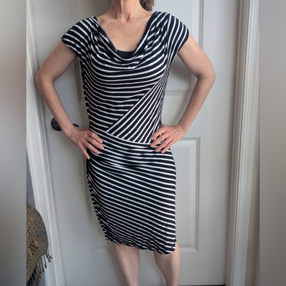 Max Studio. Black&White. Chic and Comfortable Stretchy Fabric Dress